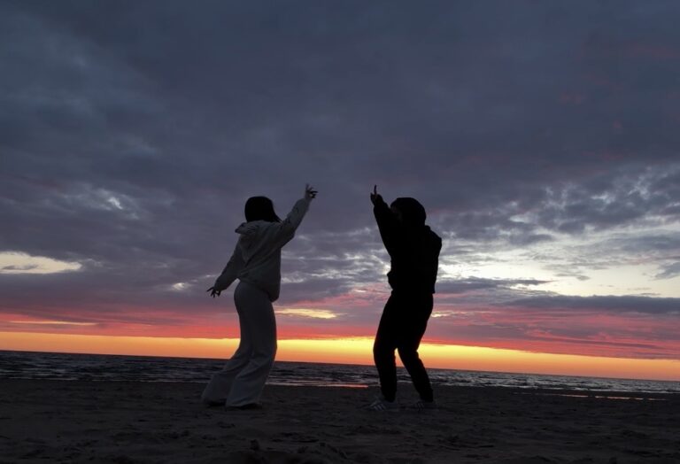 Playa, atardecer, cena y música