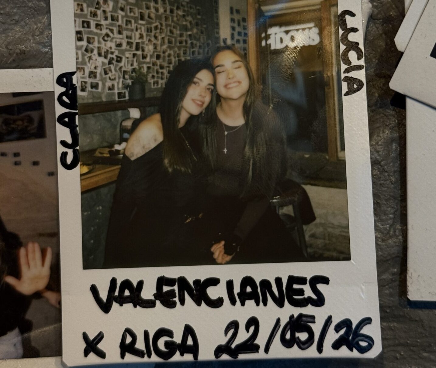 Una foto más en una pared repleta de ellas, de historias y personas de todo el mundo que viene a este sitio por una cosa: Las mejores hamburguesas del báltico