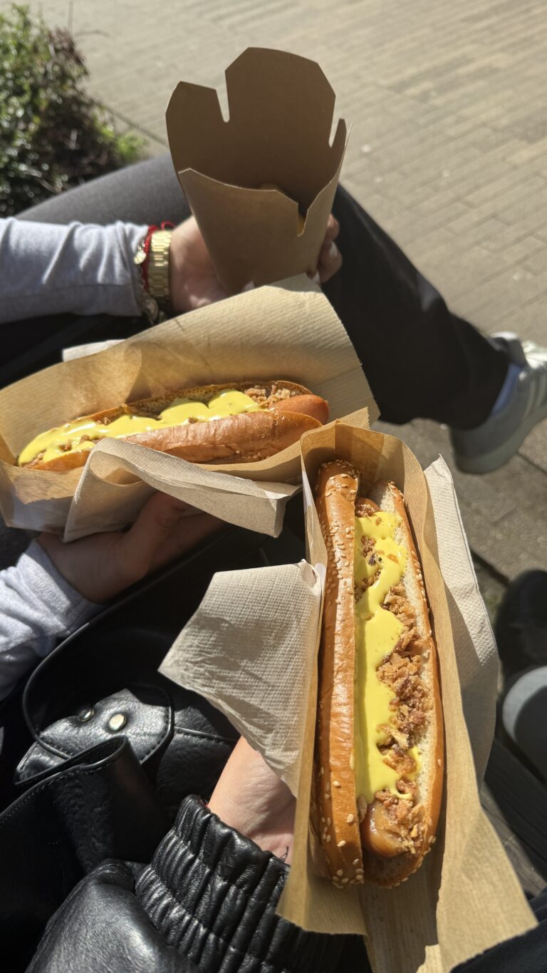 En todo supermercado puedes comprar comida rápida preparada al momento para llevar, como los perritos de la imagen, hamburguesas, finguers de queso, etc.